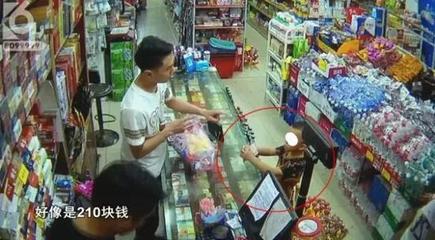 男童死在车后备箱 物业称疑“自行钻入”